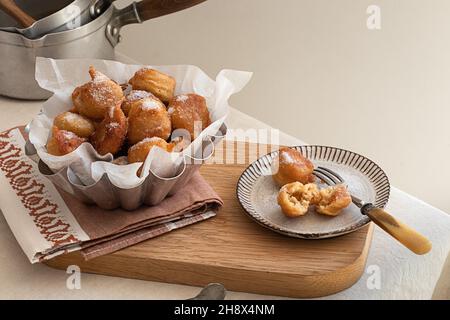 De dessus beignes frits en profondeur donut placé sur un plateau en bois sur une table dans la cuisine Banque D'Images