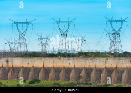 Lignes électriques sortant d'un barrage d'Itaipu, État de Parana, Brésil Banque D'Images