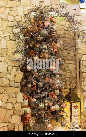 Sapin de Noël décoré dans un style vintage avec des boules et des fleurs. Banque D'Images