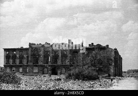 Varsovie, 1946.Straty materialne poniesione przez Warszawê W wyniku dzia³añ II wojny œwiatowej zosta³y oszacowane na sumê 45 mld 300 mln dolarów.NZ. Ruiny Pa³acu Mostowskich. ps/pp PAP/Jerzy BaranowskiVarsovie, 1946.La perte matérielle subie par Varsovie pendant la Seconde Guerre mondiale a été estimée à 45 milliards de USD 300 millions.Photo : ruines du palais Mostowski. ps/pp PAP/Jerzy Baranowski Banque D'Images