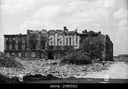 Varsovie, 1946.Straty materialne poniesione przez Warszawê W wyniku dzia³añ II wojny œwiatowej zosta³y oszacowane na sumê 45 mld 300 mln dolarów.NZ. Ruiny Pa³acu Mostowskich. ps/pp PAP/Jerzy BaranowskiVarsovie, 1946.La perte matérielle subie par Varsovie pendant la Seconde Guerre mondiale a été estimée à 45 milliards de USD 300 millions.Photo : ruines du palais Mostowski. ps/pp PAP/Jerzy Baranowski Banque D'Images