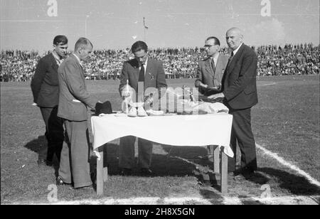 Varsovie, 1946.P pi³karskim/pp PAP/Stanis³aw D¹browieckiVarsovie, 1946.Présentation des prix après un match de football au stade Legia. ps/pp PAP/Stanislaw Dabrowiecki Banque D'Images