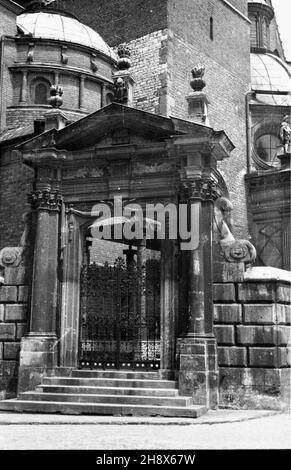 Cracovie, 1946.Zamek królewski na Wawelu.NZ. Portal. gr PAP Dok³adny miesi¹c i dzieñ wydarzenia nieustalone.Cracovie, 1946.Le château royal de Wawel.Photo : le portail. gr PAP Banque D'Images