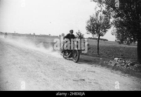 Polska, 1946.PKM (Polski Klub Motorowy) Warszawa oraz sekcje motocyklowe WKS (Wojskowy Klub Sportowy) Legia i KS OM TUR Okêcie przeprowadzi³y zawody motocyklowe - rajd szosowo-terenowy.NZ. Uczestnik zawodów. gr PAP Dok³adny miesi¹c i dzieñ wydarzenia nieustalone.Pologne, 1946.PKM (Club de moto polonais) Warszawa et Legia et KS OM TUR Okecie les sections de moto de WKS (Club de sport militaire) ont organisé une compétition de moto - un rallye de cross-country et de route.Photo : un participant à la compétition. gr PAP Banque D'Images