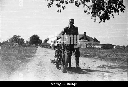 Polska, 1946.PKM (Polski Klub Motorowy) Warszawa oraz sekcje motocyklowe WKS (Wojskowy Klub Sportowy) Legia i KS TUR Okêcie przeprowadzi³y zawody motocyklowe - rajd zosowo-terenowy. gr PAP Dok³adny miesi¹c i dziewustydarzieza seul.Pologne, 1946.PKM (Club de moto polonais) Warszawa et Legia et KS OM TUR Okecie les sections de moto de WKS (Club de sport militaire) ont organisé une compétition de moto - un rallye de fond et de route. gr PAP Banque D'Images