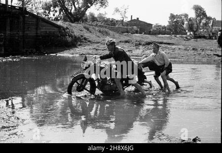 Polska, 1946.PKM (Polski Klub Motorowy) Warszawa oraz sekcje motocyklowe WKS (Wojskowy Klub Sportowy) Legia i KS OM TUR Okêcie przeprowadzi³y zawody motocyklowe - rajd szosowo-terenowy.NZ. na trasie rajdu. gr PAP Dok³adny miesi¹c i dzieñ wydarzenia nieustalone.Pologne, 1946.PKM (Club de moto polonais) Warszawa et Legia et KS OM TUR Okecie les sections de moto de WKS (Club de sport militaire) ont organisé une compétition de moto - un rallye de cross-country et de route.Photo : pendant le rallye. gr PAP Banque D'Images