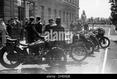 Polska, 1946.PKM (Polski Klub Motorowy) Warszawa oraz sekcje motocyklowe WKS (Wojskowy Klub Sportowy) Legia i KS TUR Okêcie przeprowadzi³y zawody motocyklowe - rajd zosowo-terenowy. gr PAP Dok³adny miesi¹c i dziewustydarzieza seul.Pologne, 1946.PKM (Club de moto polonais) Warszawa et Legia et KS OM TUR Okecie les sections de moto de WKS (Club de sport militaire) ont organisé une compétition de moto - un rallye de fond et de route. gr PAP Banque D'Images