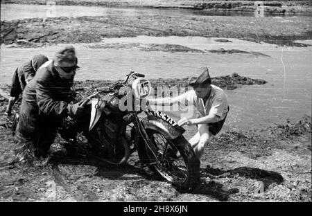 Polska, 1946.PKM (Polski Klub Motorowy) Warszawa oraz sekcje motocyklowe WKS (Wojskowy Klub Sportowy) Legia i KS OM TUR Okêcie przeprowadzi³y zawody motocyklowe - rajd szosowo-terenowy.NZ. na trasie rajdu. gr PAP Dok³adny miesi¹c i dzieñ wydarzenia nieustalone.Pologne, 1946.PKM (Club de moto polonais) Warszawa et Legia et KS OM TUR Okecie les sections de moto de WKS (Club de sport militaire) ont organisé une compétition de moto - un rallye de cross-country et de route.Photo : pendant le rallye. gr PAP Banque D'Images