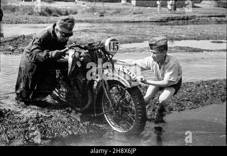 Polska, 1946.PKM (Polski Klub Motorowy) Warszawa oraz sekcje motocyklowe WKS (Wojskowy Klub Sportowy) Legia i KS OM TUR Okêcie przeprowadzi³y zawody motocyklowe - rajd szosowo-terenowy.NZ. na trasie rajdu. gr PAP Dok³adny miesi¹c i dzieñ wydarzenia nieustalone.Pologne, 1946.PKM (Club de moto polonais) Warszawa et Legia et KS OM TUR Okecie les sections de moto de WKS (Club de sport militaire) ont organisé une compétition de moto - un rallye de cross-country et de route.Photo : pendant le rallye. gr PAP Banque D'Images