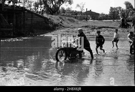 Polska, 1946.PKM (Polski Klub Motorowy) Warszawa oraz sekcje motocyklowe WKS (Wojskowy Klub Sportowy) Legia i KS OM TUR Okêcie przeprowadzi³y zawody motocyklowe - rajd szosowo-terenowy.NZ. na trasie rajdu. gr PAP Dok³adny miesi¹c i dzieñ wydarzenia nieustalone.Pologne, 1946.PKM (Club de moto polonais) Warszawa et Legia et KS OM TUR Okecie les sections de moto de WKS (Club de sport militaire) ont organisé une compétition de moto - un rallye de cross-country et de route.Photo : pendant le rallye. gr PAP Banque D'Images