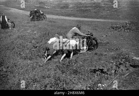 Polska, 1946.PKM (Polski Klub Motorowy) Warszawa oraz sekcje motocyklowe WKS (Wojskowy Klub Sportowy) Legia i KS OM TUR Okêcie przeprowadzi³y zawody motocyklowe - rajd szosowo-terenowy.NZ. na trasie rajdu. gr PAP Dok³adny miesi¹c i dzieñ wydarzenia nieustalone.Pologne, 1946.PKM (Club de moto polonais) Warszawa et Legia et KS OM TUR Okecie les sections de moto de WKS (Club de sport militaire) ont organisé une compétition de moto - un rallye de cross-country et de route.Photo : pendant le rallye. gr PAP Banque D'Images