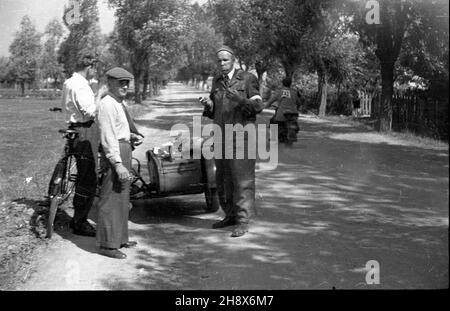 Polska, 1946.PKM (Polski Klub Motorowy) Warszawa oraz sekcje motocyklowe WKS (Wojskowy Klub Sportowy) Legia i KS OM TUR Okêcie przeprowadzi³y zawody motocyklowe - rajd szosowo-terenowy.NZ. na trasie rajdu. gr PAP Dok³adny miesi¹c i dzieñ wydarzenia nieustalone.Pologne, 1946.PKM (Club de moto polonais) Warszawa et Legia et KS OM TUR Okecie les sections de moto de WKS (Club de sport militaire) ont organisé une compétition de moto - un rallye de cross-country et de route.Photo : pendant le rallye. gr PAP Banque D'Images