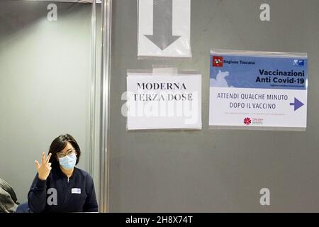 Italie, région Toscane, Arezzo, novembre 26, 2021 : urgence Covid-19, campagne de vaccination de rappel, troisième dose de vaccin.Dans l'image administeri Banque D'Images