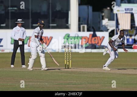 Stade international de Galle, Galle, Sri Lanka ; 2 décembre 2021 ; 2 décembre 2021 ;Galle International Stadium, Galle, Sri Lanka; International Test Cricket, Sri Lanka versus West Indies, test 2 de 2, jour 4.Bols Kemar Roach Banque D'Images