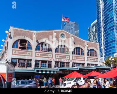Seattle, WA - États-Unis - 23 septembre 2021 : vue sur le célèbre marché de Corner, construit en face du marché de Pike place.A un brickwork contrasté Banque D'Images