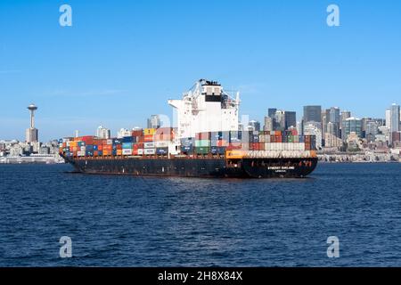 Seattle, WA - Etats-Unis - 23 septembre 2021 : vue horizontale de Synergy Oakland, un shio conteneur, naviguant à travers Elliott Bay depuis le port de Seattle, wisconsin Banque D'Images