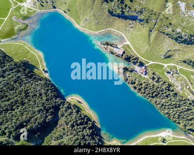 Image d'un drone aérien sur le lac alpin Seealpsee dans la région d'Ebenalp, en Suisse Banque D'Images