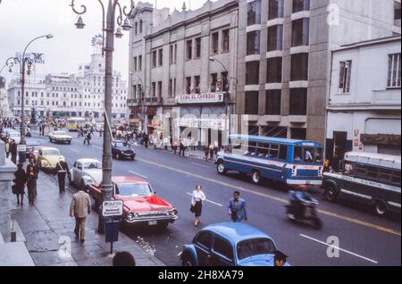 Lima, Pérou - Avenida Nicolás de Piero vers Plaza San Martín, du Gran Hotel Bolívar, 21 mai 1980 Banque D'Images