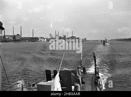 Szczecin, 1946-01-01.Port Szczeciñski.NZ. tra³owiec redowy, in. Minowiec, po wojnie u¿ywany do rozminowywania polskich portów. ms PAPSzczecin, 1er janvier 1946.Le port de mer.Photo : un mine qui déversait les réservoirs de mines des ports polonais après la Seconde Guerre mondiale ms PAP Banque D'Images