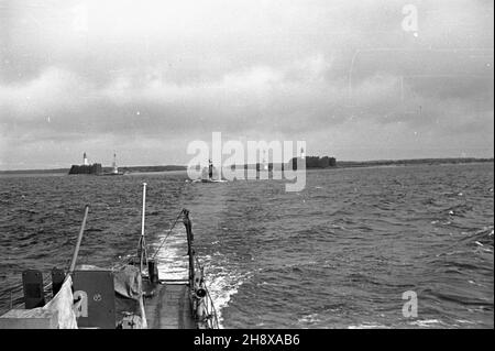 Szczecin, 1946-01-01.Port Szczeciñski.NZ. tra³owiec redowy, in. Minowiec, po wojnie u¿ywany do rozminowywania polskich portów. ms PAPSzczecin, 1er janvier 1946.Le port de mer.Photo : un mine qui déversait les réservoirs de mines des ports polonais après la Seconde Guerre mondiale ms PAP Banque D'Images