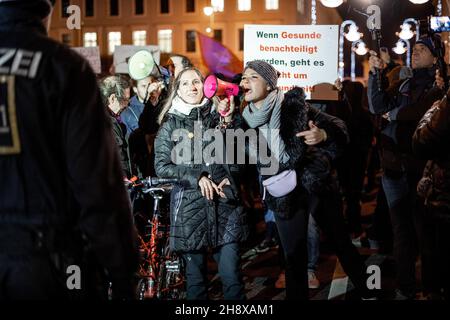 Munich, Allemagne.1er décembre 2021.Des militants anti-vaccination et des idéologues du complot se sont joints à une manifestation contre les mesures Covid-19 à Munich, en Allemagne, le 1er décembre 2021.Il y a eu des incidents entre la police et les manifestants.(Photo par Alexander Pohl/Sipa USA) crédit: SIPA USA/Alay Live News Banque D'Images