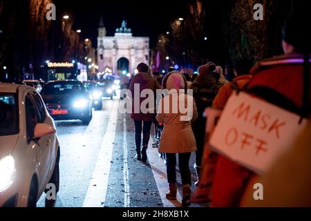 Munich, Allemagne.1er décembre 2021.Des militants anti-vaccination et des idéologues du complot se sont joints à une manifestation contre les mesures Covid-19 à Munich, en Allemagne, le 1er décembre 2021.Il y a eu des incidents entre la police et les manifestants.(Photo par Alexander Pohl/Sipa USA) crédit: SIPA USA/Alay Live News Banque D'Images