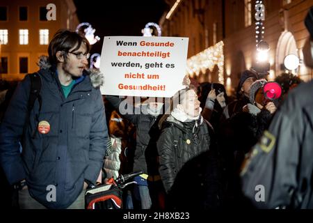 Munich, Allemagne.1er décembre 2021.Des militants anti-vaccination et des idéologues du complot se sont joints à une manifestation contre les mesures Covid-19 à Munich, en Allemagne, le 1er décembre 2021.Il y a eu des incidents entre la police et les manifestants.(Photo par Alexander Pohl/Sipa USA) crédit: SIPA USA/Alay Live News Banque D'Images