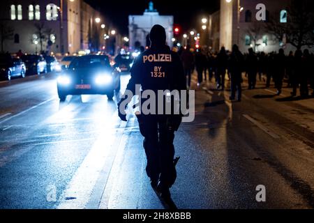 Munich, Allemagne.1er décembre 2021.Des militants anti-vaccination et des idéologues du complot se sont joints à une manifestation contre les mesures Covid-19 à Munich, en Allemagne, le 1er décembre 2021.Il y a eu des incidents entre la police et les manifestants.(Photo par Alexander Pohl/Sipa USA) crédit: SIPA USA/Alay Live News Banque D'Images