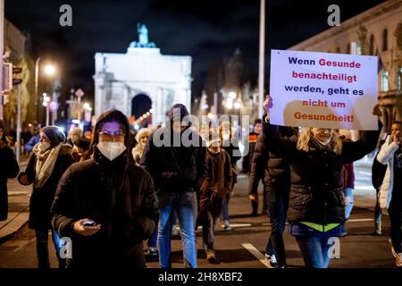 Munich, Allemagne.1er décembre 2021.Des militants anti-vaccination et des idéologues du complot se sont joints à une manifestation contre les mesures Covid-19 à Munich, en Allemagne, le 1er décembre 2021.Il y a eu des incidents entre la police et les manifestants.(Photo par Alexander Pohl/Sipa USA) crédit: SIPA USA/Alay Live News Banque D'Images