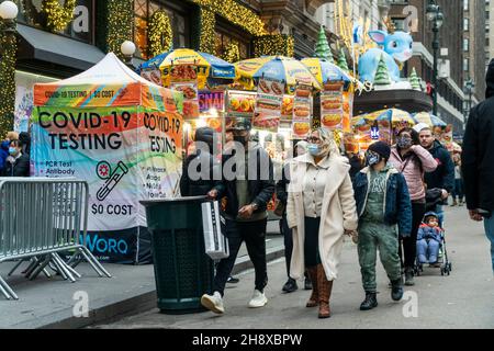 Des hordes de clients à l'extérieur du magasin phare de Macy's Herald Square à New York ont hâte de faire leurs achats le lendemain de Thanksgiving, Black Friday, le 26 novembre 2021.Des hordes d'acheteurs ont attaqué des magasins désireux de revenir à un certain degré de normalité perdue pendant la pandémie.(© Richard B. Levine) Banque D'Images