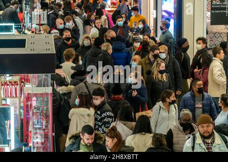 Des hordes d'acheteurs ont pris le magasin phare de Macy's Herald Square à New York désireux de magasiner le lendemain de Thanksgiving, Black Friday, le 26 novembre 2021.Des hordes d'acheteurs ont attaqué des magasins désireux de revenir à un certain degré de normalité perdue pendant la pandémie.(© Richard B. Levine) Banque D'Images