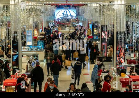 Des hordes d'acheteurs ont pris le magasin phare de Macy's Herald Square à New York désireux de magasiner le lendemain de Thanksgiving, Black Friday, le 26 novembre 2021.Des hordes d'acheteurs ont attaqué des magasins désireux de revenir à un certain degré de normalité perdue pendant la pandémie.(© Richard B. Levine) Banque D'Images