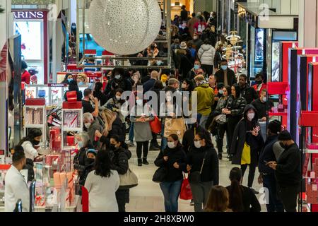 Des hordes d'acheteurs ont pris le magasin phare de Macy's Herald Square à New York désireux de magasiner le lendemain de Thanksgiving, Black Friday, le 26 novembre 2021.Des hordes d'acheteurs ont attaqué des magasins désireux de revenir à un certain degré de normalité perdue pendant la pandémie.(© Richard B. Levine) Banque D'Images