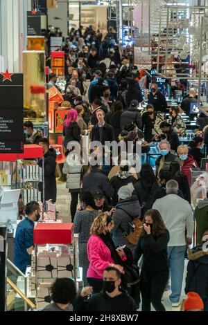 Des hordes d'acheteurs ont pris le magasin phare de Macy's Herald Square à New York désireux de magasiner le lendemain de Thanksgiving, Black Friday, le 26 novembre 2021.Des hordes d'acheteurs ont attaqué des magasins désireux de revenir à un certain degré de normalité perdue pendant la pandémie.(© Richard B. Levine) Banque D'Images