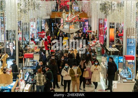 Des hordes d'acheteurs ont pris le magasin phare de Macy's Herald Square à New York désireux de magasiner le lendemain de Thanksgiving, Black Friday, le 26 novembre 2021.Des hordes d'acheteurs ont attaqué des magasins désireux de revenir à un certain degré de normalité perdue pendant la pandémie.(© Richard B. Levine) Banque D'Images