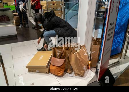 Des hordes d'acheteurs ont pris le magasin phare de Macy's Herald Square à New York désireux de magasiner le lendemain de Thanksgiving, Black Friday, le 26 novembre 2021.Des hordes d'acheteurs ont attaqué des magasins désireux de revenir à un certain degré de normalité perdue pendant la pandémie.(© Richard B. Levine) Banque D'Images