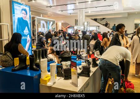 Des hordes d'acheteurs ont pris le magasin phare de Macy's Herald Square à New York désireux de magasiner le lendemain de Thanksgiving, Black Friday, le 26 novembre 2021.Des hordes d'acheteurs ont attaqué des magasins désireux de revenir à un certain degré de normalité perdue pendant la pandémie.(© Richard B. Levine) Banque D'Images