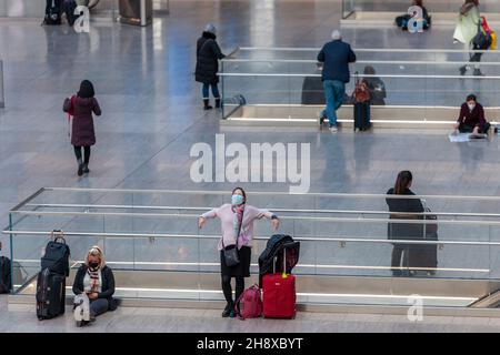 Les voyageurs se rassemblent dans le Moynihan train Hall de la gare de Pennsylvanie à New York le mercredi 24 novembre 2021, le début du grand exode pendant le week-end de Thanksgiving.Beaucoup d'Américains exercent leur demande de déplacement, après avoir manqué l'année dernière en raison de la pandémie.(© Richard B. Levine) Banque D'Images