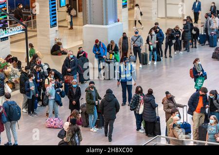 Les voyageurs se rassemblent dans le Moynihan train Hall de la gare de Pennsylvanie à New York le mercredi 24 novembre 2021, le début du grand exode pendant le week-end de Thanksgiving.Beaucoup d'Américains exercent leur demande de déplacement, après avoir manqué l'année dernière en raison de la pandémie.(© Richard B. Levine) Banque D'Images