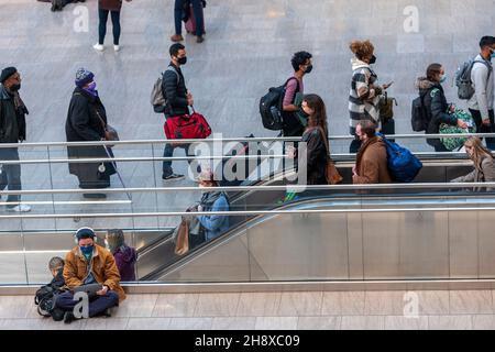 Les voyageurs se rassemblent dans le Moynihan train Hall de la gare de Pennsylvanie à New York le mercredi 24 novembre 2021, le début du grand exode pendant le week-end de Thanksgiving.Beaucoup d'Américains exercent leur demande de déplacement, après avoir manqué l'année dernière en raison de la pandémie.(© Richard B. Levine) Banque D'Images