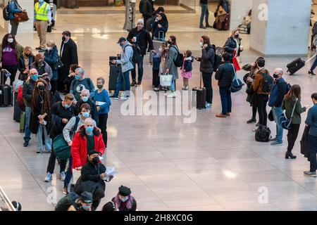 Les voyageurs se rassemblent dans le Moynihan train Hall de la gare de Pennsylvanie à New York le mercredi 24 novembre 2021, le début du grand exode pendant le week-end de Thanksgiving.Beaucoup d'Américains exercent leur demande de déplacement, après avoir manqué l'année dernière en raison de la pandémie.(© Richard B. Levine) Banque D'Images