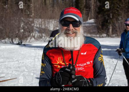 Un homme âgé avec une longue barbe blanche portant des vêtements de ski sourit pendant le Chama Chile ski Classic dans le sud des montagnes de San Juan, aux États-Unis. Banque D'Images