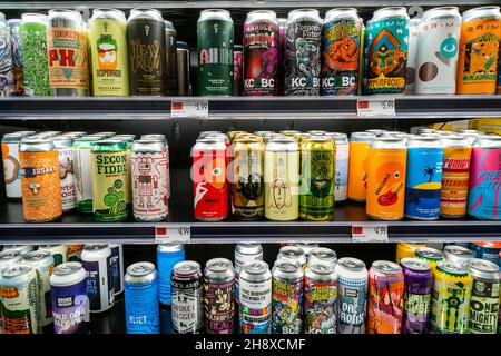 Boîtes de bière artisanale dans une glacière dans un supermarché à New York le dimanche 28 novembre 2021.Ball Corp., un fournisseur de boîtes en aluminium pour l'industrie de la bière artisanale, a annoncé qu'elle allait augmenter les prix et augmenter le montant minimum qu'un brasseur doit commander.(© Richard B. Levine) Banque D'Images