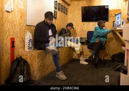 Jeunes de la station de radio Reprezent à Pop Brixton, dans le sud de Londres. Banque D'Images