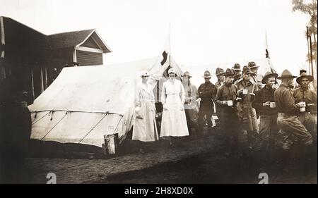 Deux cantines de la Croix-Rouge américaine avec des soldats américains de la 57e infanterie de la 3e division de Camp Pike à Little Rock envoyés pendant la course Riot, Elaine, Arkansas, États-Unis, American National Red Cross Photograph Collection, octobre 1919 Banque D'Images