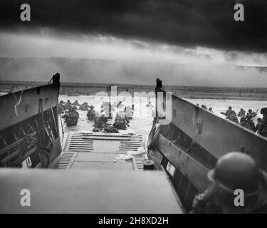 Les soldats américains se frayent dans l'eau après leur atterrissage en Normandie, en France, à la Franklin D. Roosevelt Library, U.S. National Archives and Records Administration, le 6 juin 1944 Banque D'Images