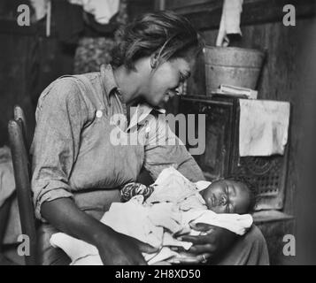 Picker de coton afro-américain migrant et son bébé, près de Buckeye, comté de Maricopa, Arizona, États-Unis,Dorothea Lange, Département de l'agriculture des États-Unis, Bureau de l'économie agricole, 1940 Banque D'Images