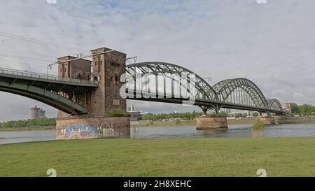 Pont ferroviaire voûté sur le Rhin dans le parc de la ville de Oller Wiesen, Cologne, Allemagne Banque D'Images