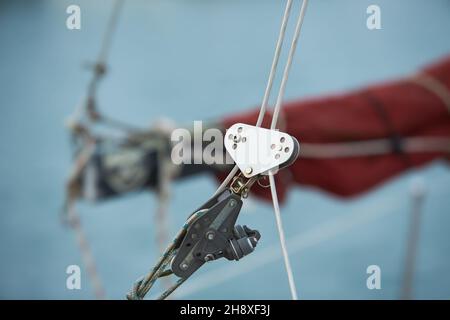 Voilier cordes de poulie en bois rigs.Partie d'un voilier.Vue rapprochée des cordes, poulies et cordes de voilier sur le mât, Yachting sport, équipement de navire Banque D'Images