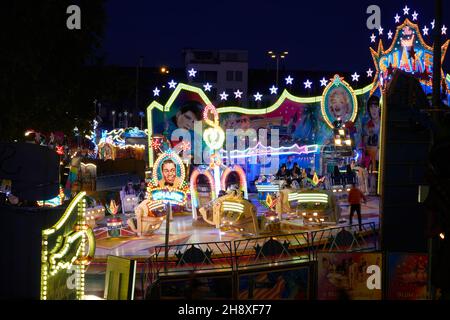 Stuttgart Bad Canstatt, Allemagne - 11 octobre 2019 : vue sur une promenade de nuit, Festival Canstatter Folks.Stuttgart, Allemagne Banque D'Images